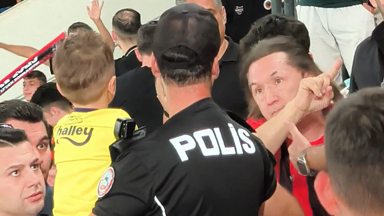 Son Gelişme: Minik taraftarın formasını zorla çıkarttıran tribün zorbasına ev hapsi verildi! ve Son Gelişmeler