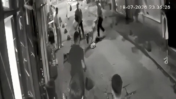 Beyoğlu'nda köpeklerin kavgasında kan aktı: Pitbullun sahibi bıçaklandı, terrierin sahibi hakkında tutuklama k