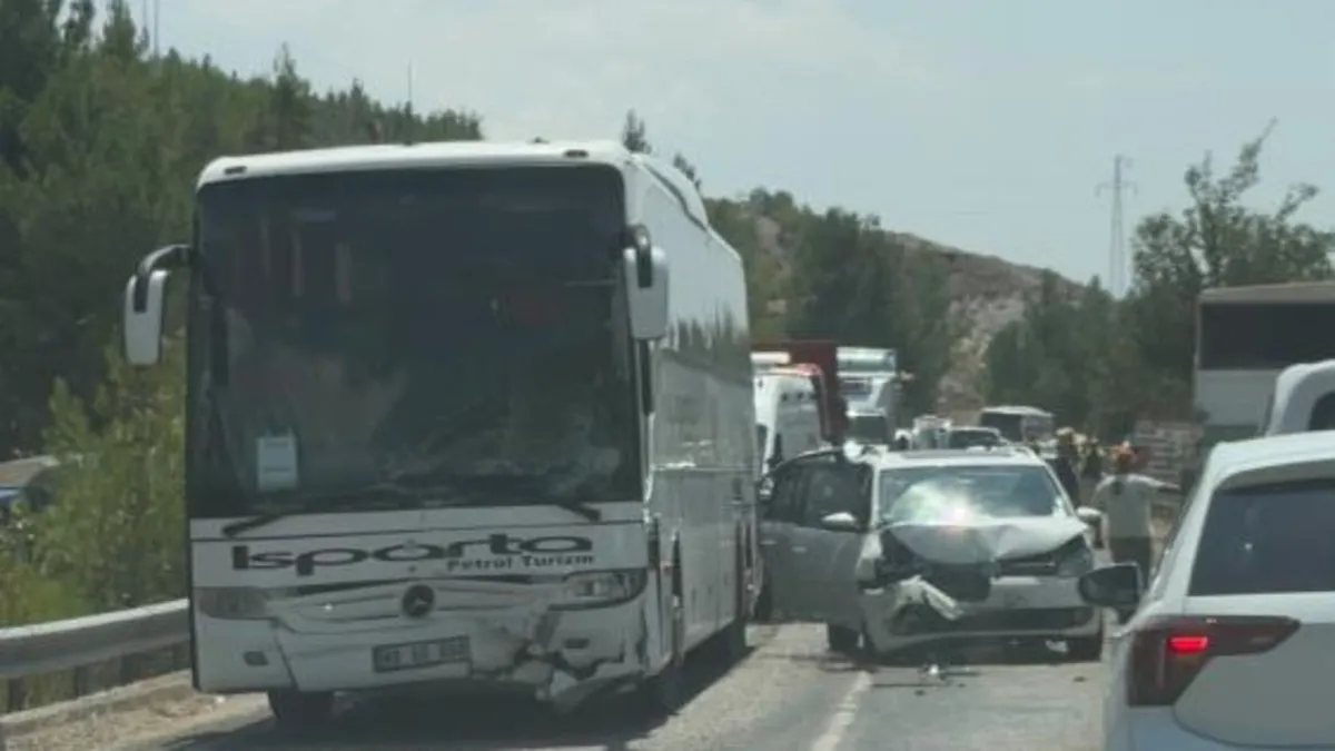 Son Gelişme: Seydikemer'de yolcu otobüsü ile ticari araç çarpıştı: 5 yaralı - Son Dakika Bilgileri