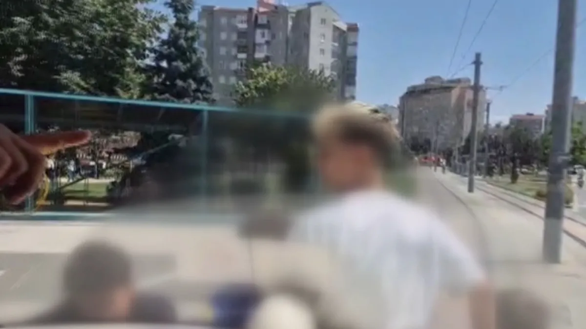 Tramvayın arkasına asılan çocukların tehlikeli yolculuğu kamerada ve Son Gelişmeler | İşte Tüm Ayrıntılar