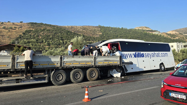 Son Gelişme: Milas'ta tur otobüsü, TIR'a arkadan çarptı: 2 can kaybı, 8 yaralı ve Son Gelişmeler - Son Dakika