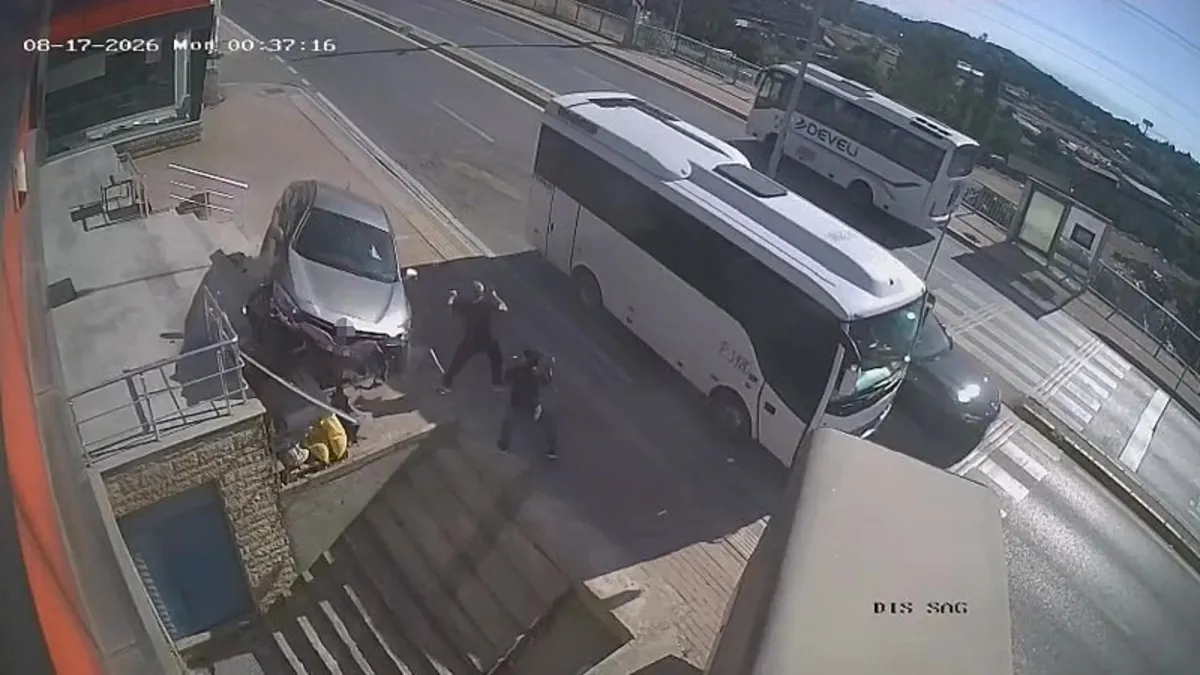 Gündemden Son Bilgiler: Kocaeli’de korkutan anlar: Otomobil merdiven boşluğuna uçtu!