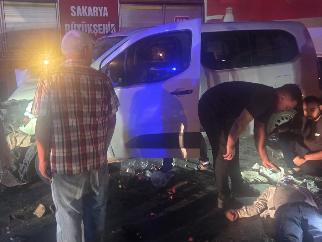 Kritik Açıklama: Sakarya'da hafif ticari araç ile otomobil çarpıştı: 7 yaralı: İşte Ayrıntılar