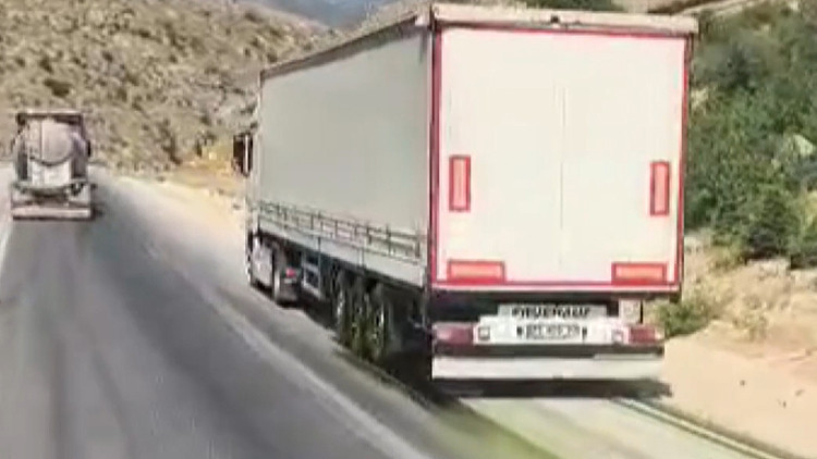 Afyonkarahisar’da ilginç anlar kamerada: TIR'dan yola dökülen boya arkadan gelen araçları mora boyadı | İşte T