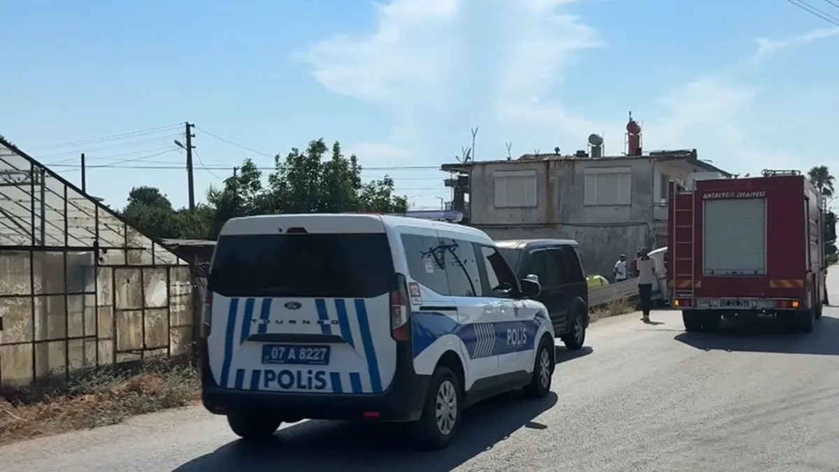 Gündemden Son Bilgiler: Serik'te VİP minibüs ile kamyonet çarpıştı: 1 yaralı