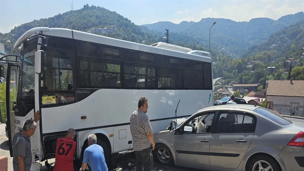 Son Gelişme: Zonguldak'ta halk otobüsü ile otomobil çarpıştı: 7 yaralı