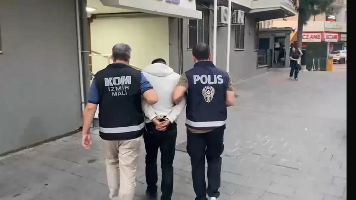 Son Gelişme: SON DAKİKA | İzmir merkezli 4 ilde Yalı ve Forza operasyonu: 28 şüpheli gözaltında - Son Dakika B