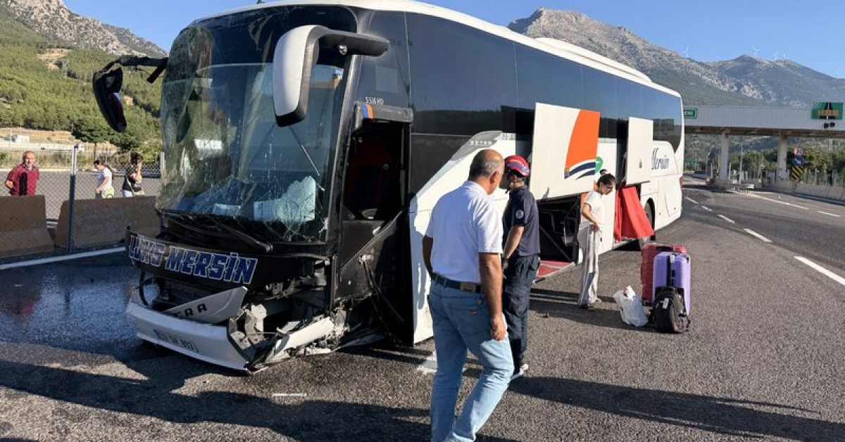 Gündemden Son Bilgiler: Beton bariyere çarptı! Yaralılar var! - Son Dakika Bilgileri