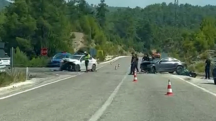 Kritik Açıklama: Manavgat'ta iki otomobil çarpıştı: Hastaneye kaldırılan Fevzi Canbulut kurtarılamadı ve Merak