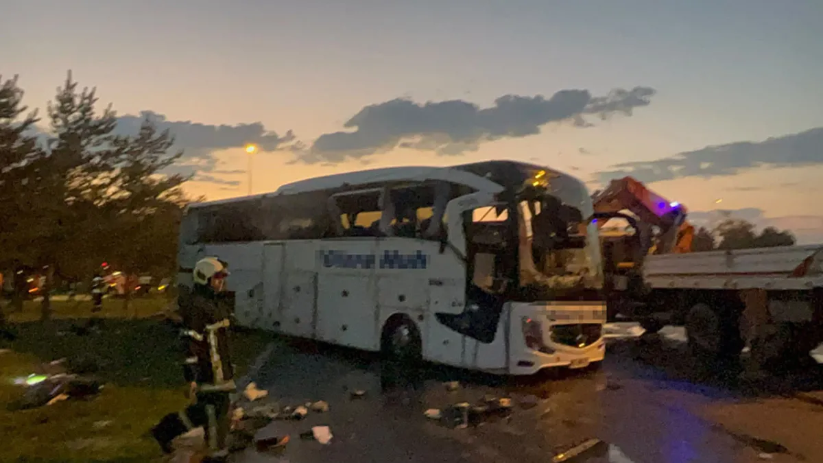 Gündemden Son Bilgiler: Kayseri'de faciadan dönüldü! Yolcu otobüsü ile akaryakıt tankeri çarpıştı: 2’si ağır 3
