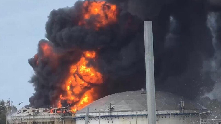 Ayrıntılar Netleşti: Rusya'da petrol rafinerisinde yangın | İşte Tüm Ayrıntılar