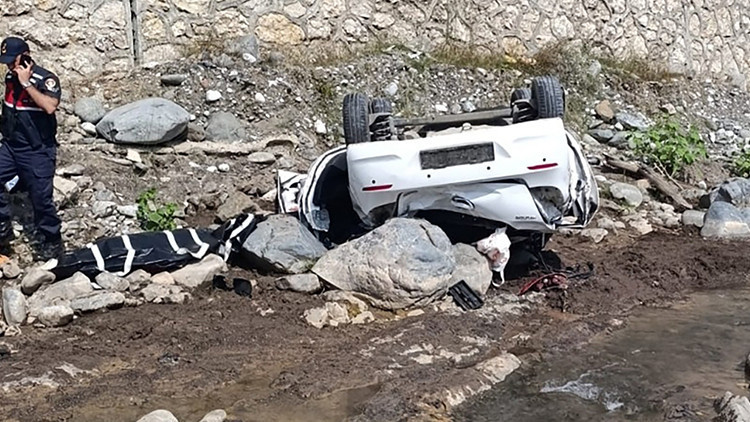 Adana’da kontrolden çıkan otomobil dereye uçtu: 2 can kaybı, 1 yaralı: Gelişmeler Takip Ediliyor