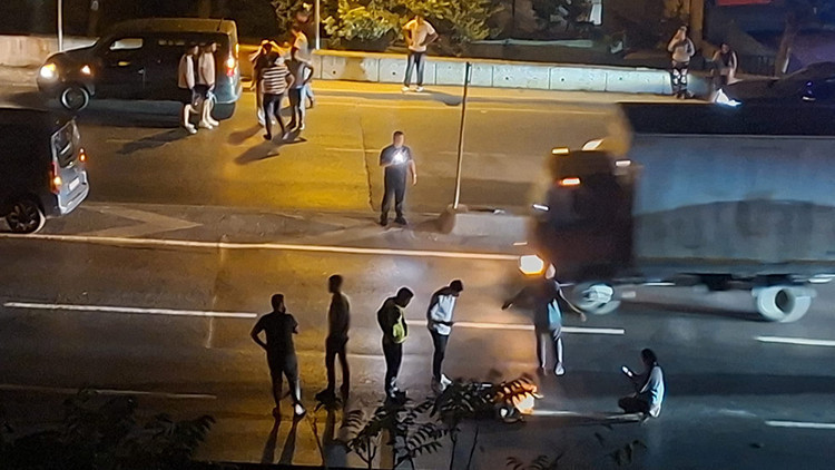 Gündemden Son Bilgiler: Büyükçekmece’de D-100'de feci kaza: Yolun karşısına geçmeye çalışırken 2 aracın çarptı