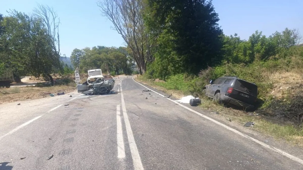 Gündemden Son Bilgiler: Manisa'da korkunç kaza! İki otomobil kafa kafaya çarpıştı: 2 ölü, 2 yaralı - Son Dakik