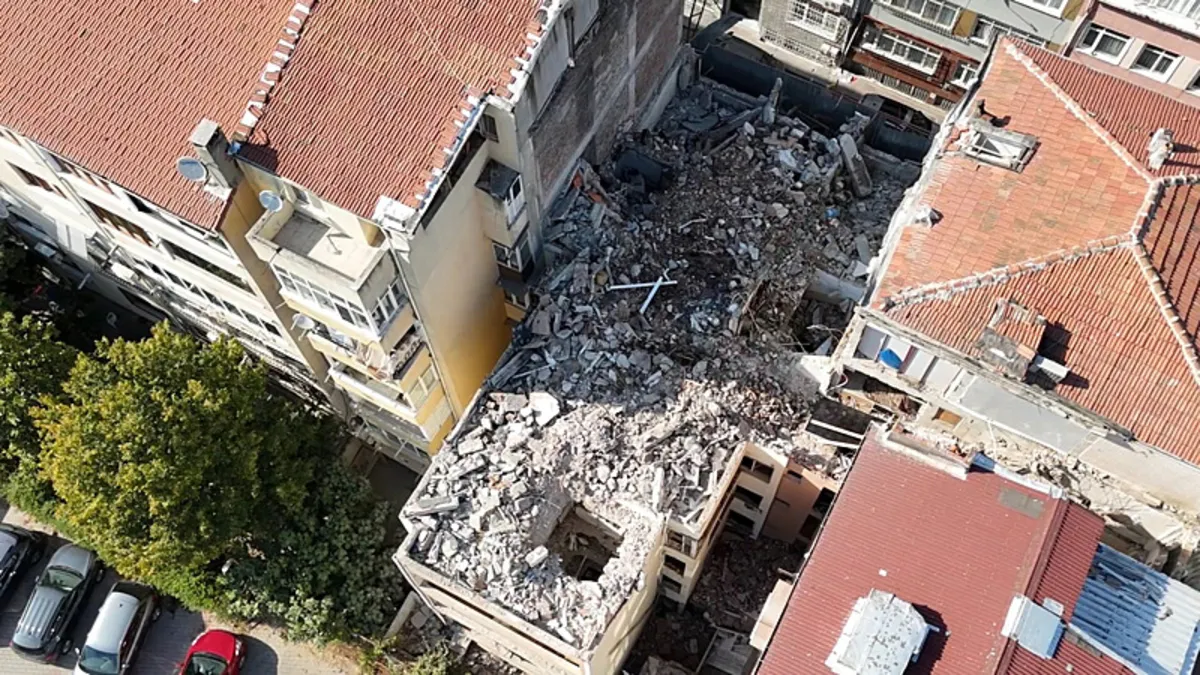 Fatih’te yıkım sırasında bina çöktü: 2 kişi yaralandı!: Gelişmeler Takip Ediliyor