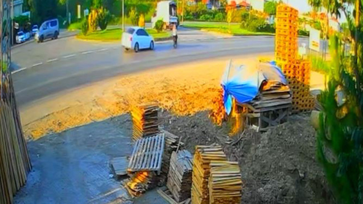 Ayrıntılar Netleşti: Samsun'da 18 yaşındaki Esra'nın elektrikli bisikletiyle can verdiği feci kaza kamerada: G