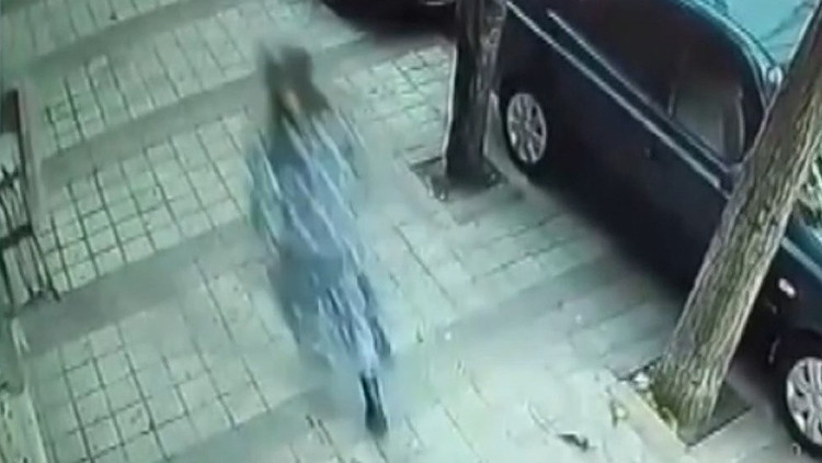 Ayrıntılar Netleşti: Kadın kılığındaki erkek hırsızın kaçış anı kamerada: Mahalleli kovaladı, polis yakaladı: