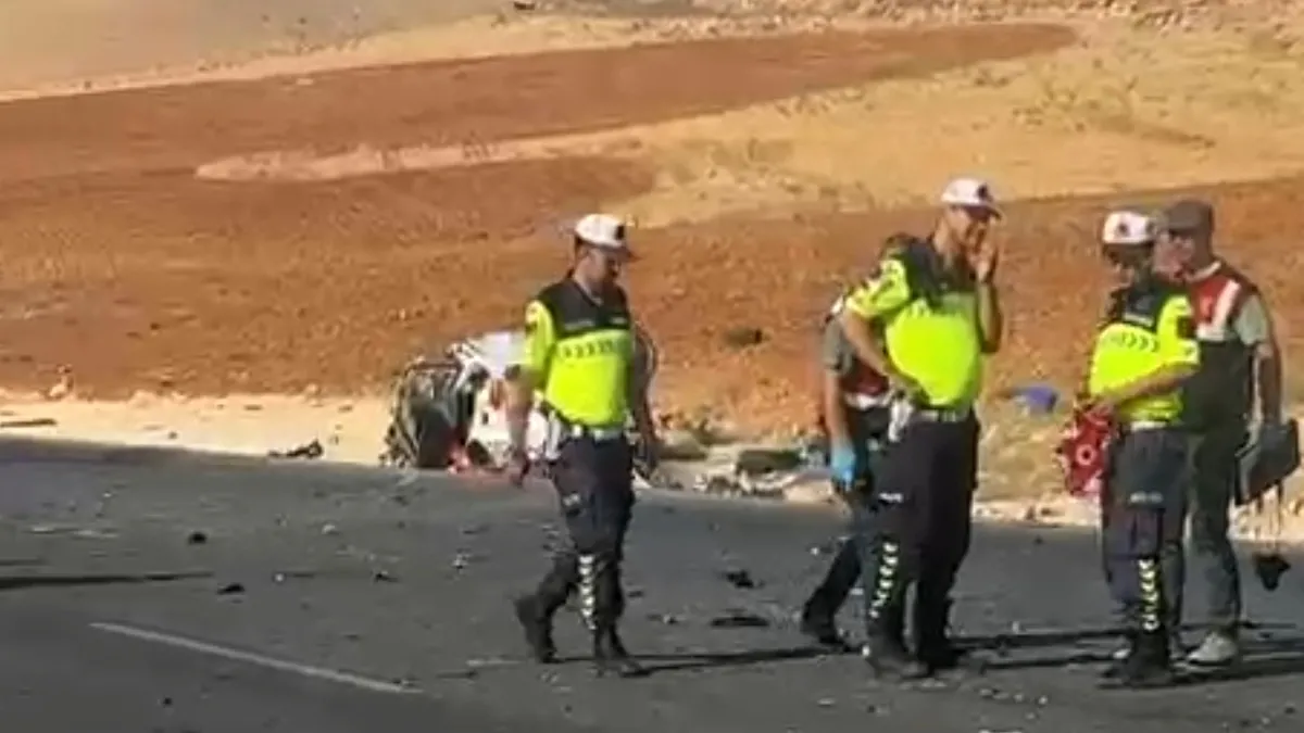 Ayrıntılar Netleşti: Kargo aracıyla otomobil çarpıştı: 2 ölü 4 yaralı ve Merak Edilenler