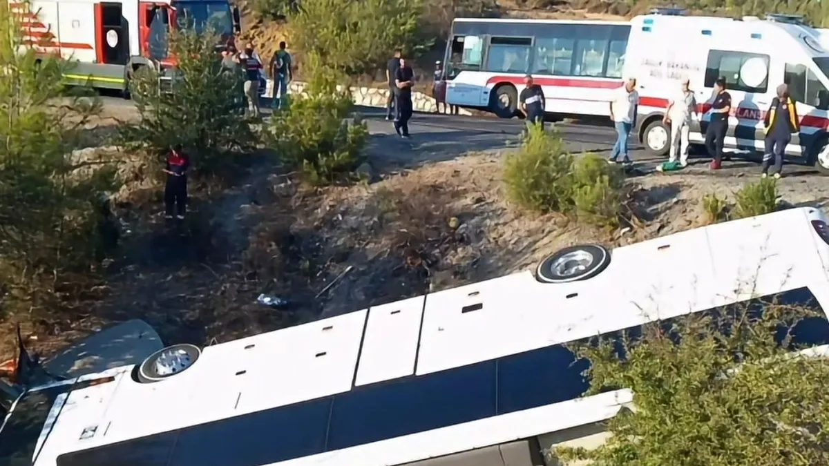 Kritik Açıklama: İzmir'in Menderes ilçesinde otobüs ile otomobil çarpıştı: 2 ölü, 1 yaralı: Gelişmeler Takip E