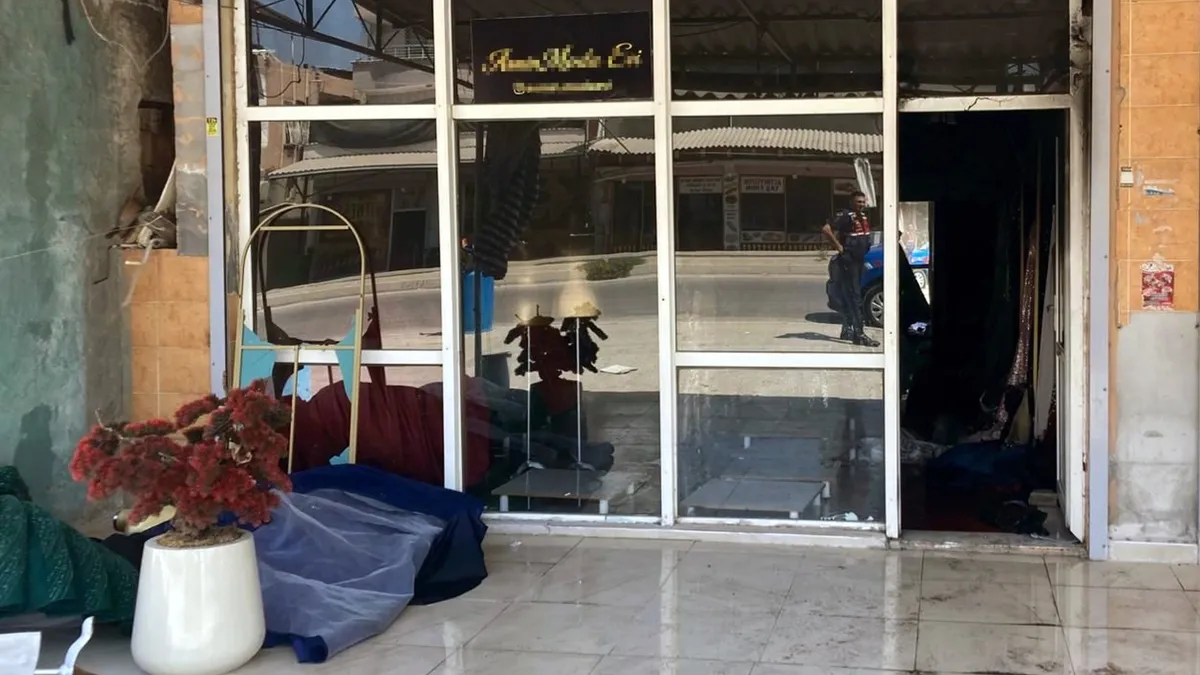 Son Gelişme: Boşanma aşamasındaki eşinin gelinlikçi dükkanını ateşe verdi - Son Dakika Bilgileri
