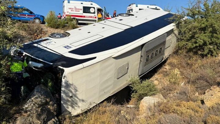 Son Gelişme: İzmir'de midibüsle otomobil çarpıştı: 2 kişi yaşamını yitirdi ve Merak Edilenler