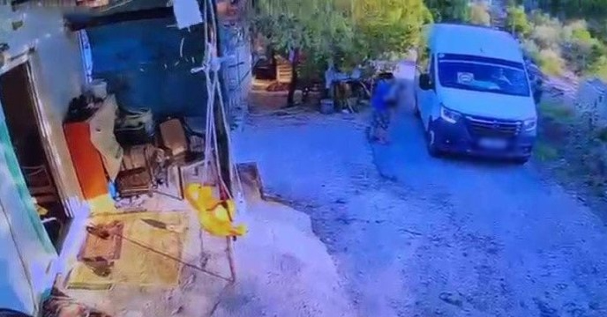 Gündemden Son Bilgiler: Babasının kullandığı minibüsün çarptığı çocuk öldü: Gelişmeler Takip Ediliyor