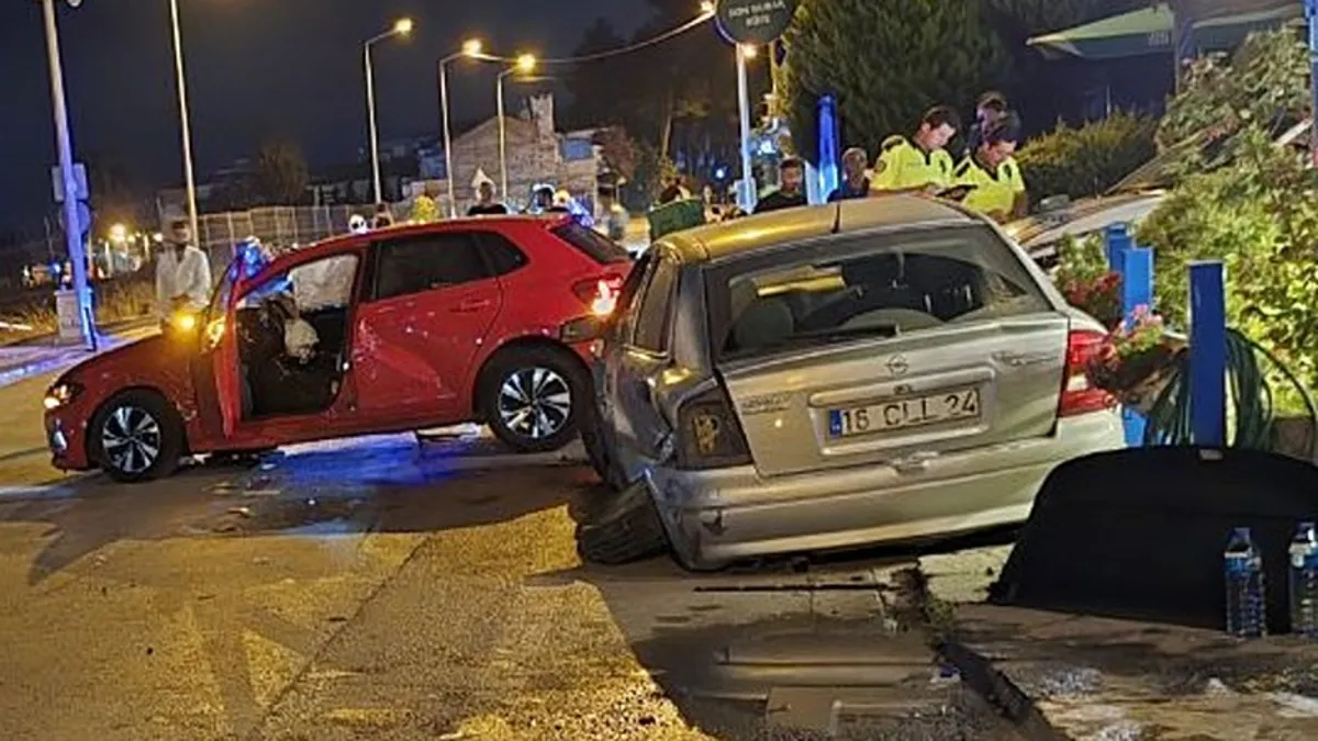 Ayrıntılar Netleşti: Bursa'da iki otomobilin çarpıştığı kazada 4 kişi yaralandı
