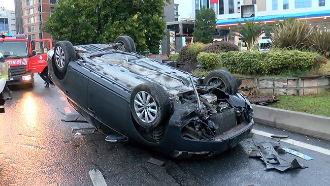 Gündemden Son Bilgiler: İstanbul'da feci kaza: Otomobil kaldırıma çarpıp takla attı: Gelişmeler Takip Ediliyor