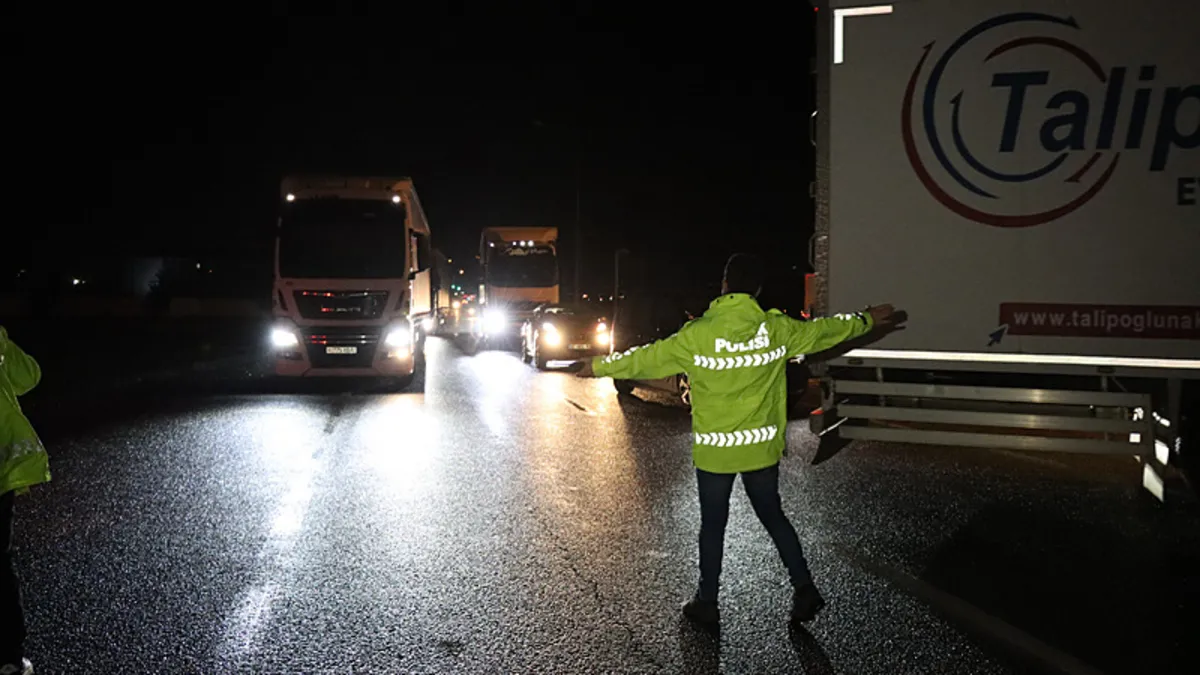 Heyelan nedeniyle kapanan Erzincan-Sivas kara yolu yeniden açıldı ve Merak Edilenler