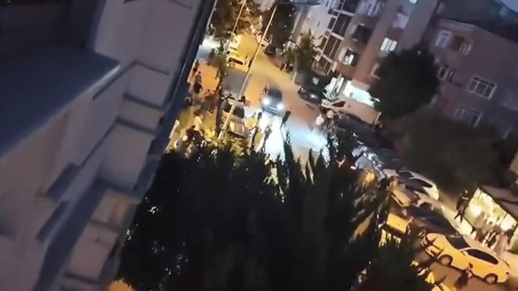 Son Gelişme: Bayrampaşa'da kafeye otomobilden silahlı saldırı: 3 müşteri yaralandı: Gelişmeler Takip Ediliyor
