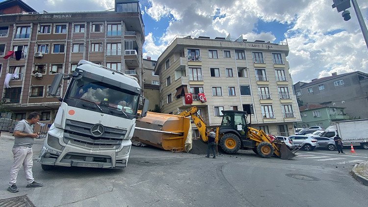 Son Gelişme: Kağıthane'de kum boşaltan kamyonun damperi otomobilin üzerine devrildi: O anlar kamerada - Son Da