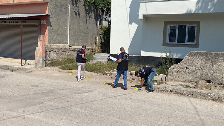 Ayrıntılar Netleşti: Adana'da dehşet: Boşanma aşamasındaki eşini sokakta, 16 yaşındaki baldızını evinin önünde