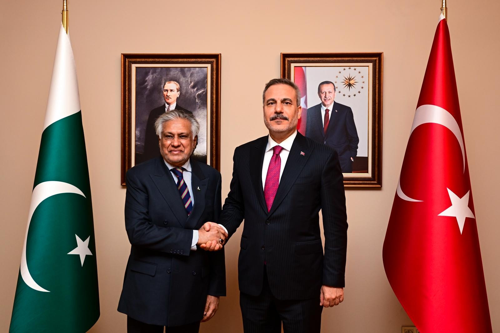 Sıcak Gündem: Bakan Fidan, Pakistan Dışişleri Bakanı Ishaq Dar ile görüştü | İşte Tüm Ayrıntılar