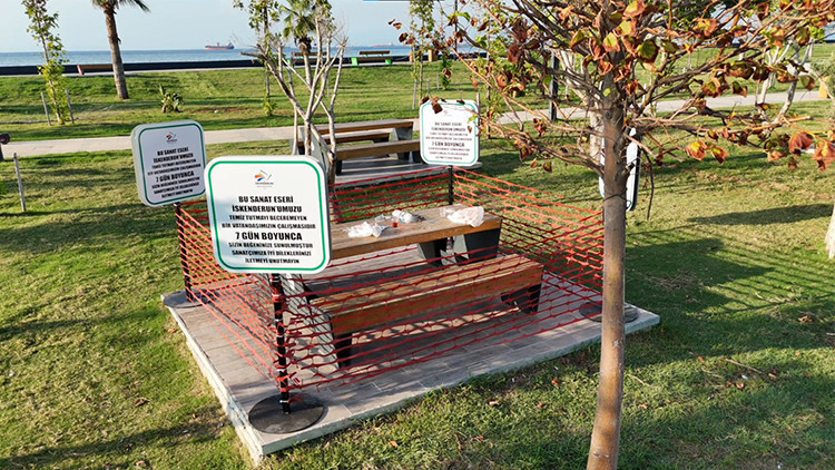 Gündemden Son Bilgiler: Dört bir yanını kapatıp bu yazıyı astılar: Belediye ironi yapıp yerin dibine soktu! ve