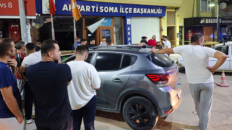 Ayrıntılar Netleşti: Trafik kazasında otomobil AK Parti ilçe başkanlığı binasına girdi - Son Dakika Bilgileri