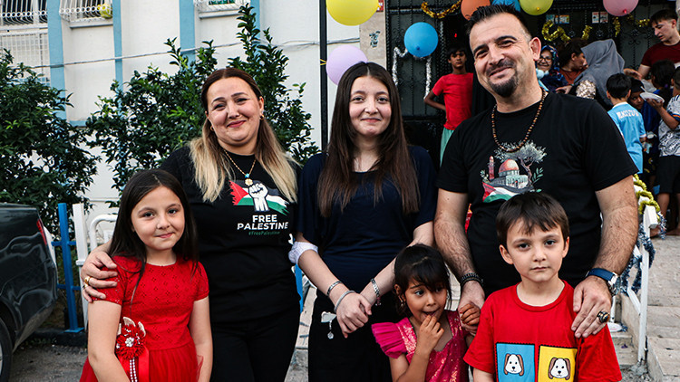 Kritik Açıklama: Adana'da 12'nci kattan düşüp hayatta kalan Ecrin, düştüğü noktada çocuklara pasta kesti | İşt
