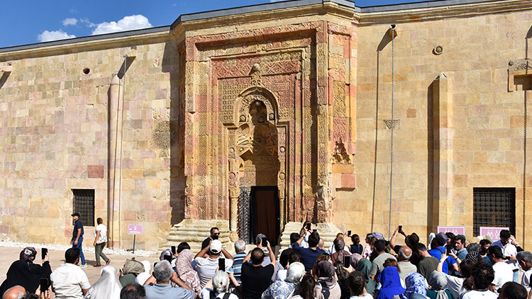 Ayrıntılar Netleşti: Divriği Ulu Cami'deki 'namaz kılan silüet'e ziyaretçi akını: İkindi vakti 4 metrelik gölg