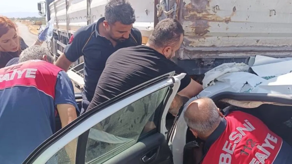 Ayrıntılar Netleşti: Adıyaman'da otomobil tıra ok gibi saplandı: 1 ağır yaralı: Gelişmeler Takip Ediliyor