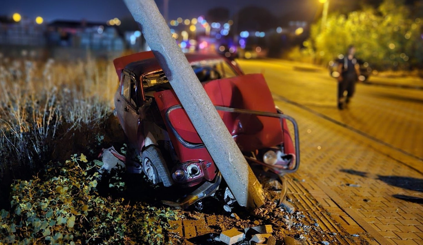 Yolun karşına geçmeye çalışan aileye çarptı: 1 ölü, 4 yaralı - Son Dakika Bilgileri