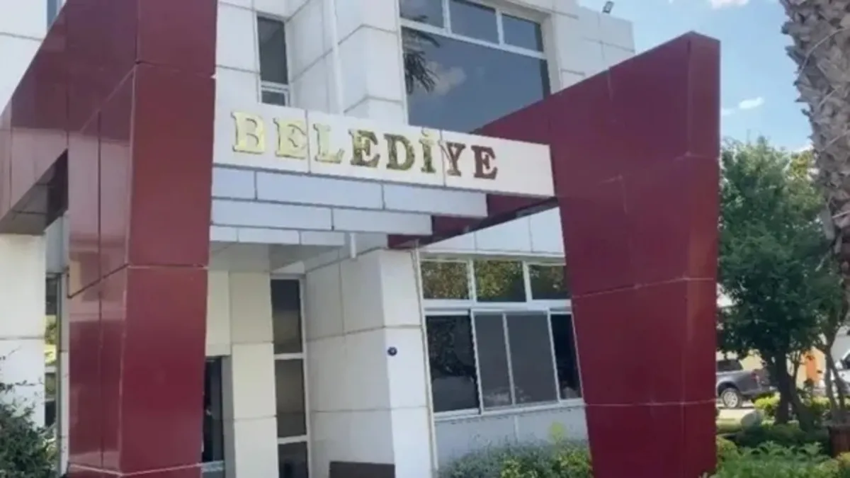 Seferihisar Belediyesi soruşturmasında ‘kuryelik’ itirafı: Şoför kirli çarkı deşifre etti! ‘Poşetler dolusu pa