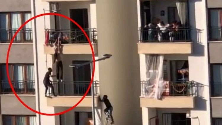 Son Gelişme: Balkondan düşmek üzere olan kız çocuğunu katları tırmanarak kurtardı… O anlar kameraya böyle yans