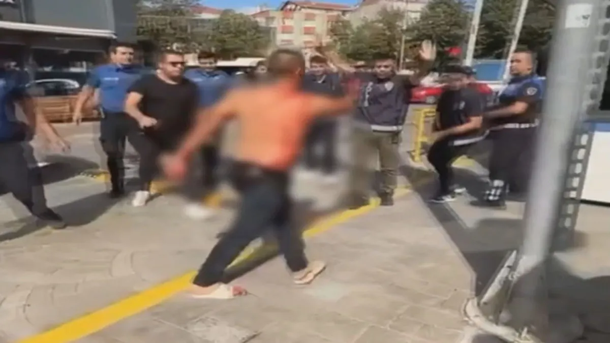 Son Gelişme: Kendini kilitlediği kamyonette yaraladı: Bıçakla polislerin üzerine yürüdü! - Son Dakika Bilgiler