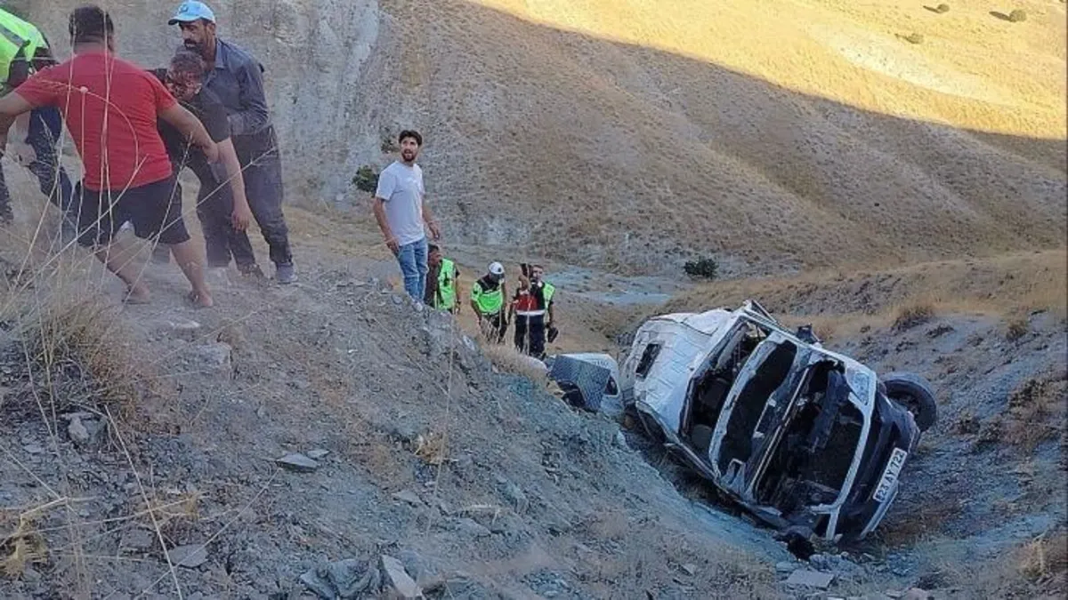 Son Gelişme: Elazığ'da işçi servisi şarampole devrildi! 12 yaralı ve Merak Edilenler