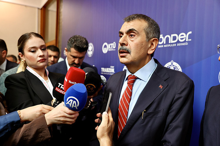 Sıcak Gündem: Bakan Tekin: Önlük zorunluluğu öğretmenlerin itibarı için bir tedbir: Gelişmeler Takip Ediliyor