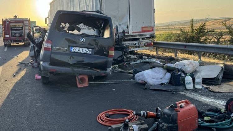 Kritik Açıklama: Minibüs, TIR’a arkadan çarptı: 2 ölü, 2 ağır yaralı: Gelişmeler Takip Ediliyor