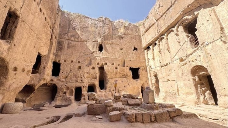 Ayrıntılar Netleşti: Tarihi Manastır’da 63 yıllık tartışma gülen Meryem Ana ‘fırça’ oyunu mu
