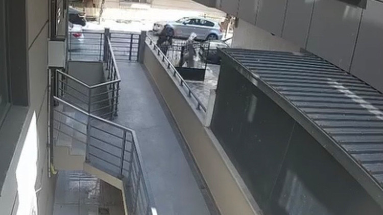 Avcılar'da kadın kıyafetli hırsızlar kamerada: Açık kapıya şaka yaptılar, kabusu yaşadılar ve Merak Edilenler