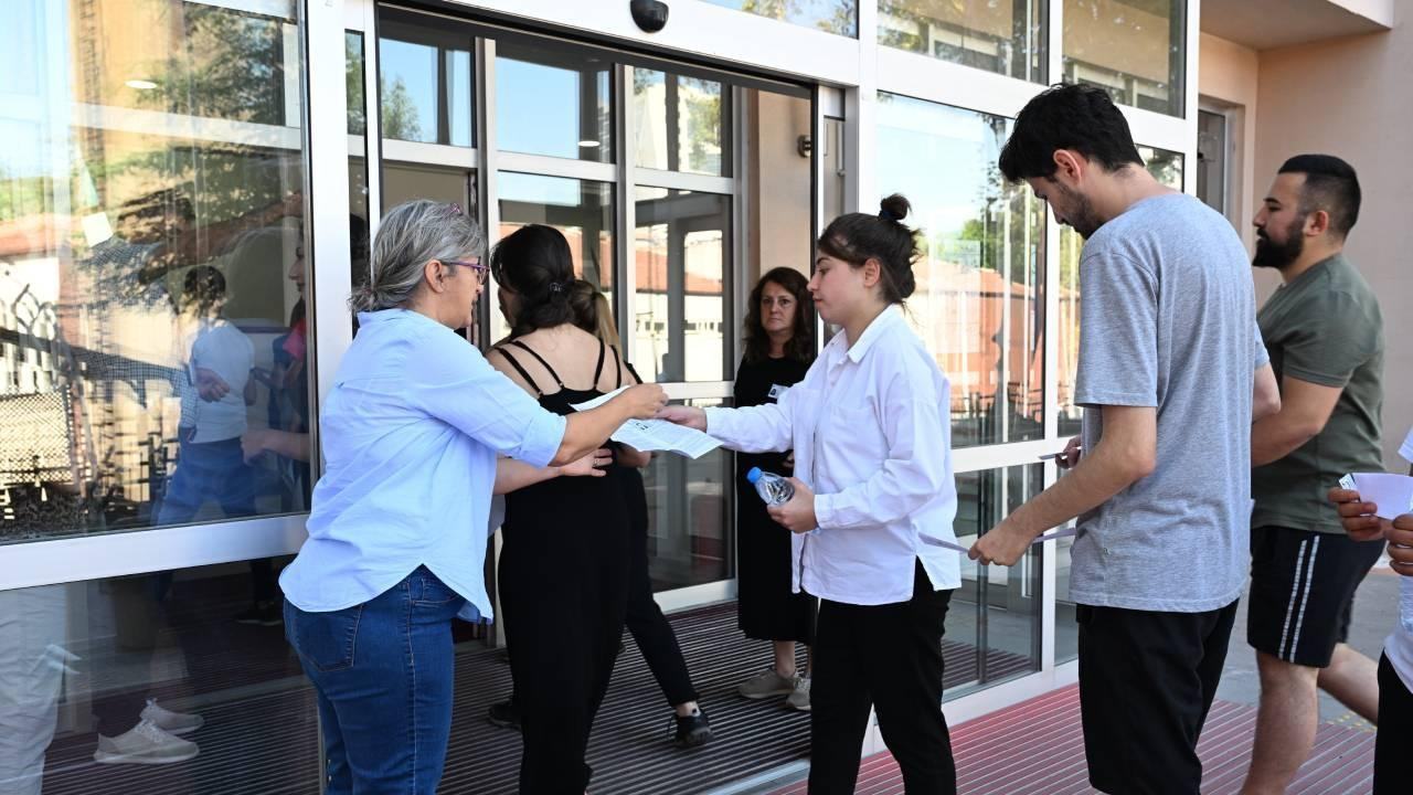 Gündemden Son Bilgiler: İçişleri Bakanı Çiftçi'den KPSS adaylarına yardımcı olan polislere teşekkür ve Merak E
