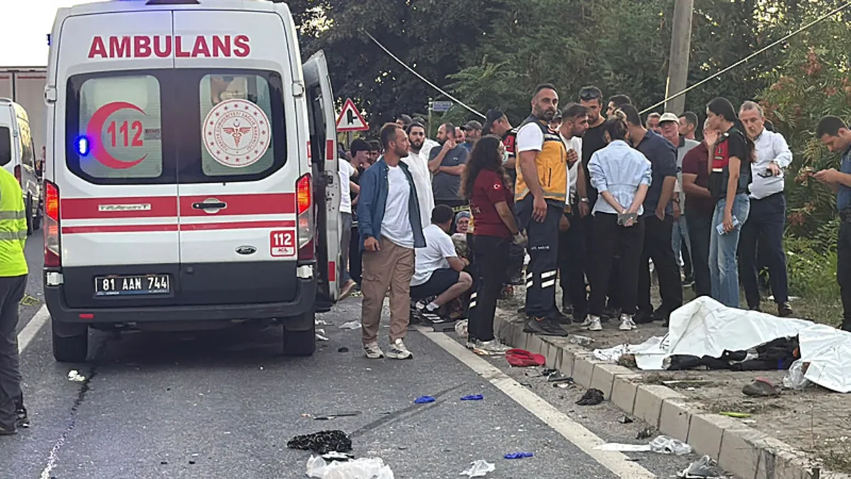 Gündemden Son Bilgiler: Düzce'de feci kazada can pazarı: Fındık işçilerini taşıyan araç tır ile çarpıştı! 4 öl