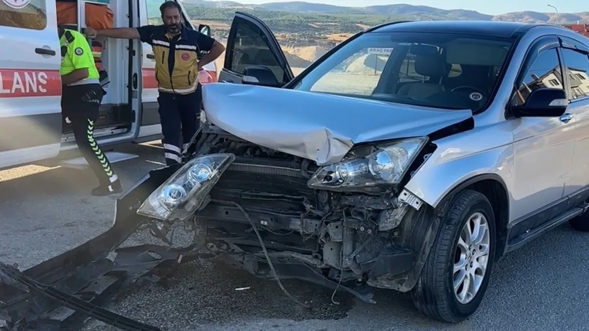 Ayrıntılar Netleşti: Uşak’ta iki otomobil çarpıştı: 1’i çocuk 3 kişi yaralandı | İşte Tüm Ayrıntılar